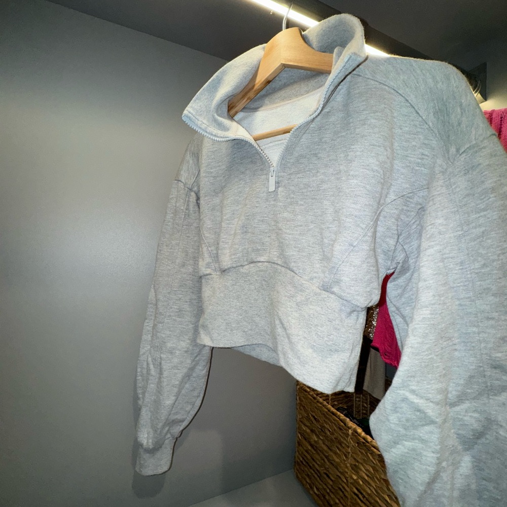 Alo crop pull over zip up grey hoodie.